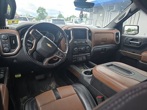 Used 2019 Chevrolet Silverado 1500 High Country w/ Technology Package AWD/4WD image 7