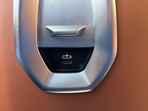 Used 2025 BMW 750e xDrive image 18