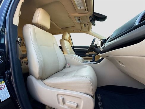Used 2017 Toyota Highlander XLE image 32