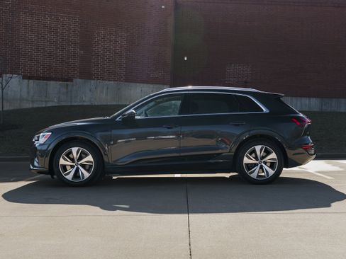 Certified 2024 Audi Q8 e-tron Premium Plus image 6