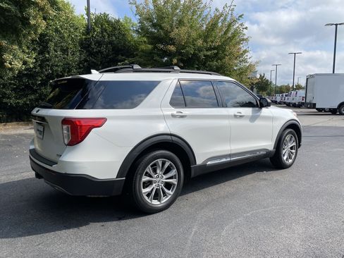 Used 2020 Ford Explorer XLT w/ Equipment Group 202A AWD/4WD image 9