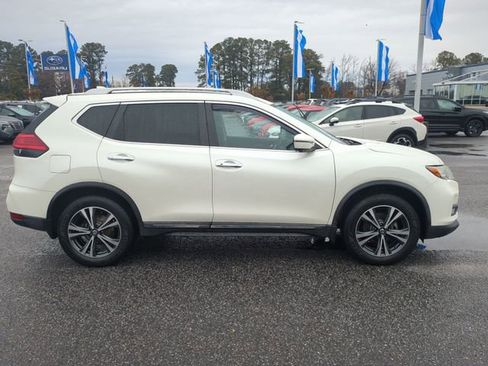 Used 2017 Nissan Rogue SL w/ SL Premium Package image 2