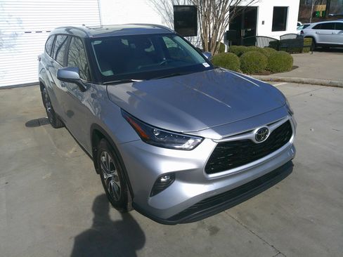 Used 2024 Toyota Highlander XLE image 2