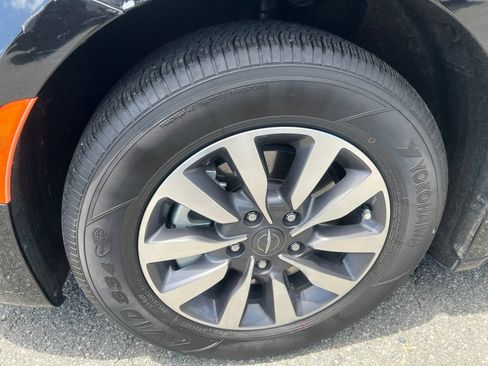 Used 2021 Chrysler Pacifica Touring-L FWD image 11
