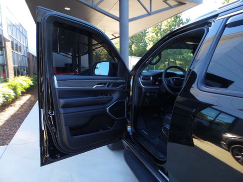 Used 2022 Jeep Wagoneer Series II image 25