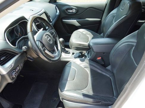 Used 2018 Jeep Cherokee Overland AWD/4WD image 12