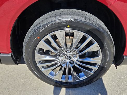 Used 2023 Toyota Venza Limited image 12