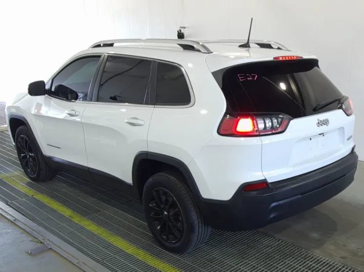 Used 2019 Jeep Cherokee Latitude w/ Popular Appearance Group FWD image 3