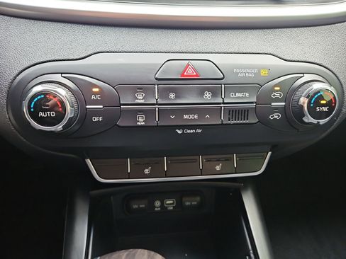 Used 2017 Kia Sorento LX w/ LX Convenience Package image 28