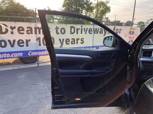 Used 2019 Toyota Highlander LE AWD/4WD image 11