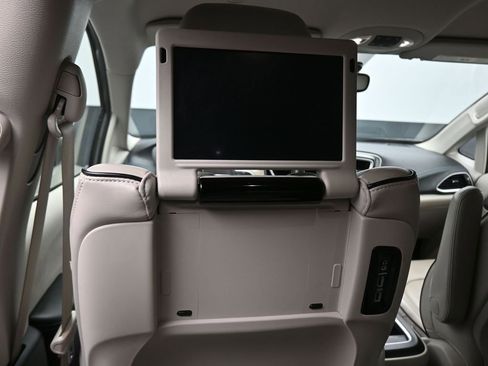 Used 2020 Chrysler Pacifica Limited w/ Advanced Safetytec Group image 38