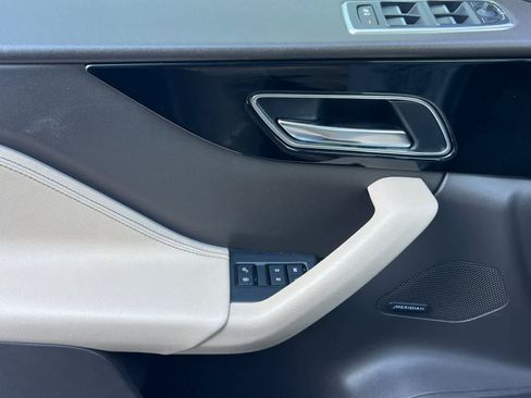 Used 2018 Jaguar F-PACE Prestige image 15