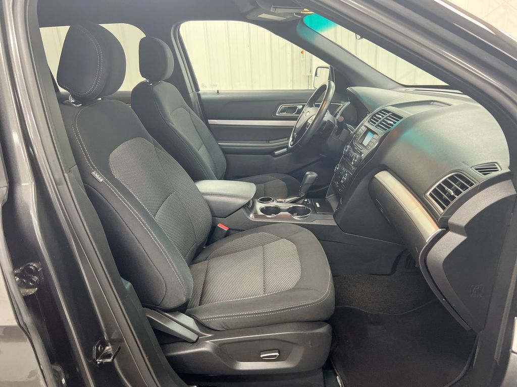 Used 2017 Ford Explorer XLT FWD image 21