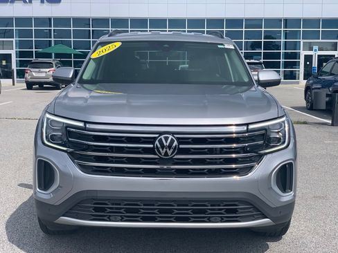 Used 2025 Volkswagen Atlas SE AWD/4WD image 2