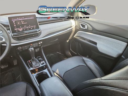 Used 2024 Jeep Compass Latitude image 14