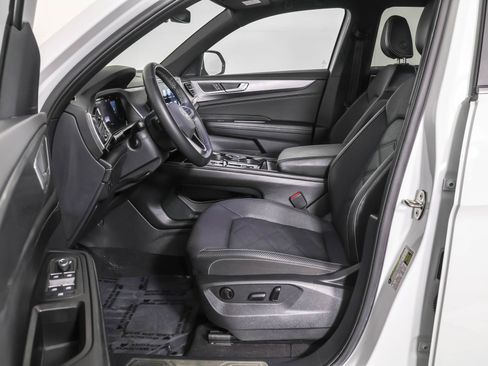 Used 2024 Volkswagen Atlas Cross Sport SE image 6