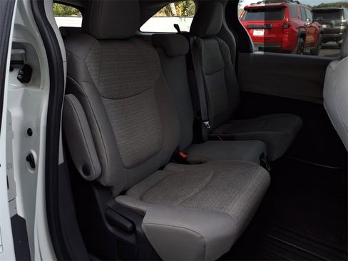 Used 2022 Toyota Sienna LE image 21