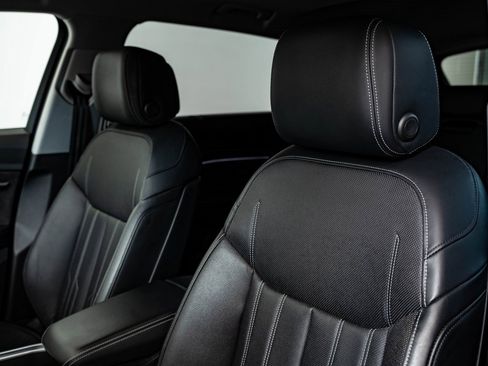 Used 2021 Audi e-tron Prestige w/ Prestige Package image 25