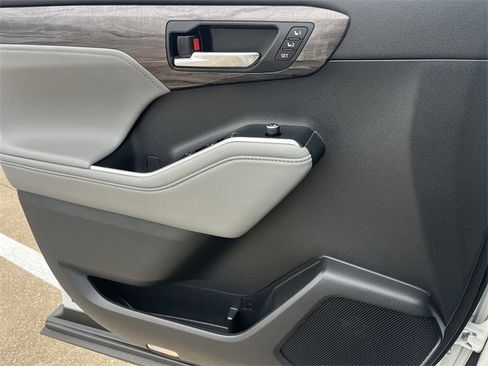 Used 2022 Toyota Highlander Limited image 26