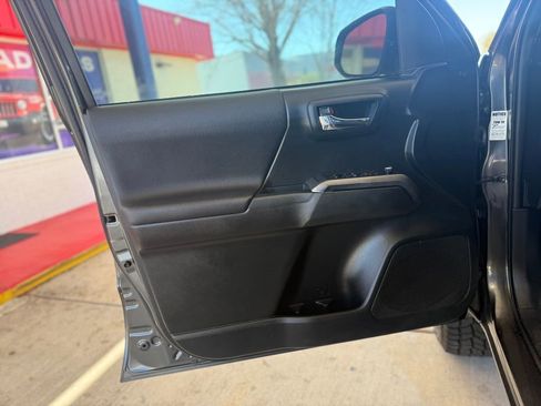 Used 2016 Toyota Tacoma TRD Sport w/ Towing Package image 14