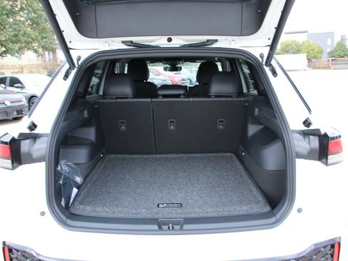 New 2026 Volkswagen Tiguan SE R-Line FWD image 30