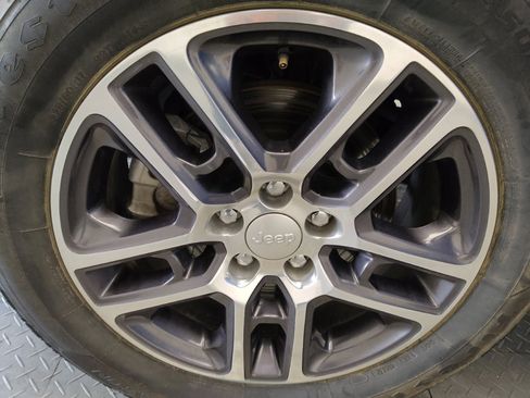 Used 2018 Jeep Compass Latitude w/ Popular Equipment Group FWD image 31