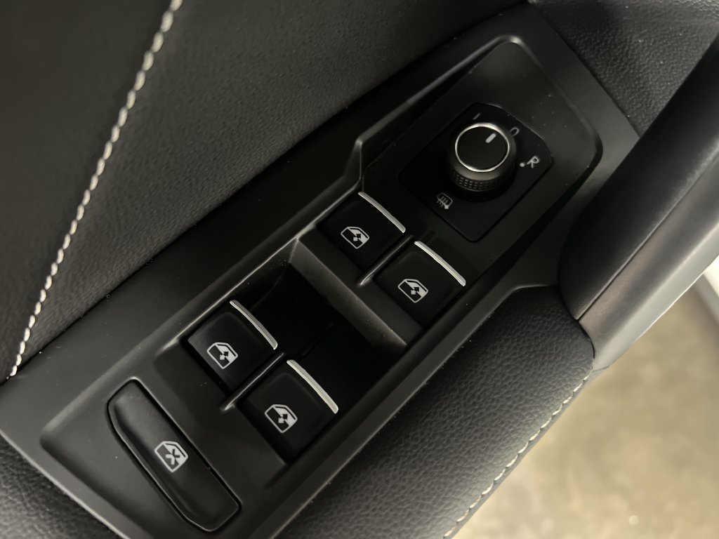 Used 2024 Volkswagen Tiguan SE R-Line AWD/4WD image 16