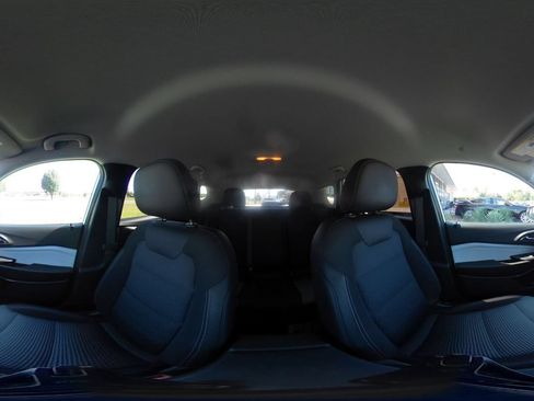 Used 2025 Chevrolet Trax LT w/ LT Convenience Package FWD image 40