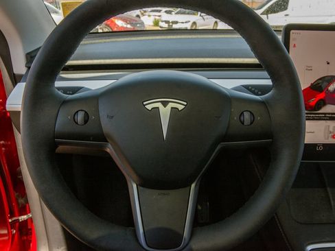 Used 2024 Tesla Model Y 2WD image 17