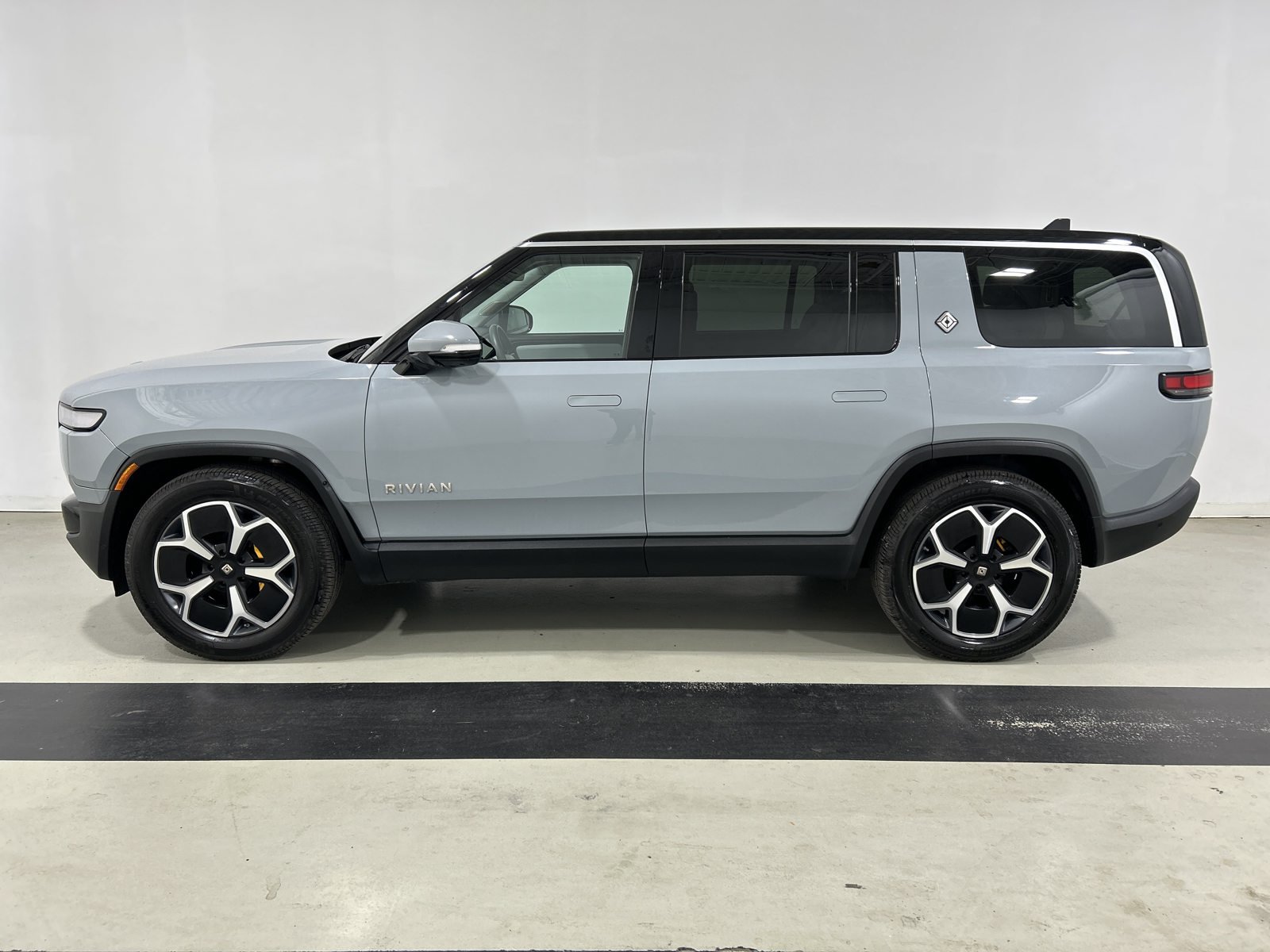 Used 2023 Rivian R1S Launch Edition Quad AWD/4WD image 2