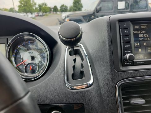 Used 2014 Chrysler Town & Country Touring-L FWD image 20