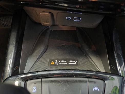 Certified 2024 Chevrolet Trax RS w/ Sunroof Package image 30