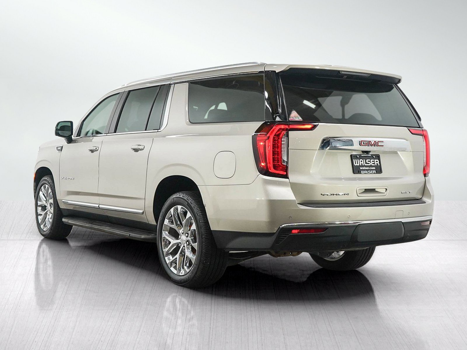 Used 2021 GMC Yukon XL SLT w/ Rear Media and Nav Package AWD/4WD image 3