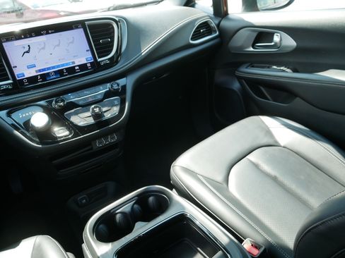 Used 2023 Chrysler Pacifica Touring-L w/ S Appearance Package FWD image 11