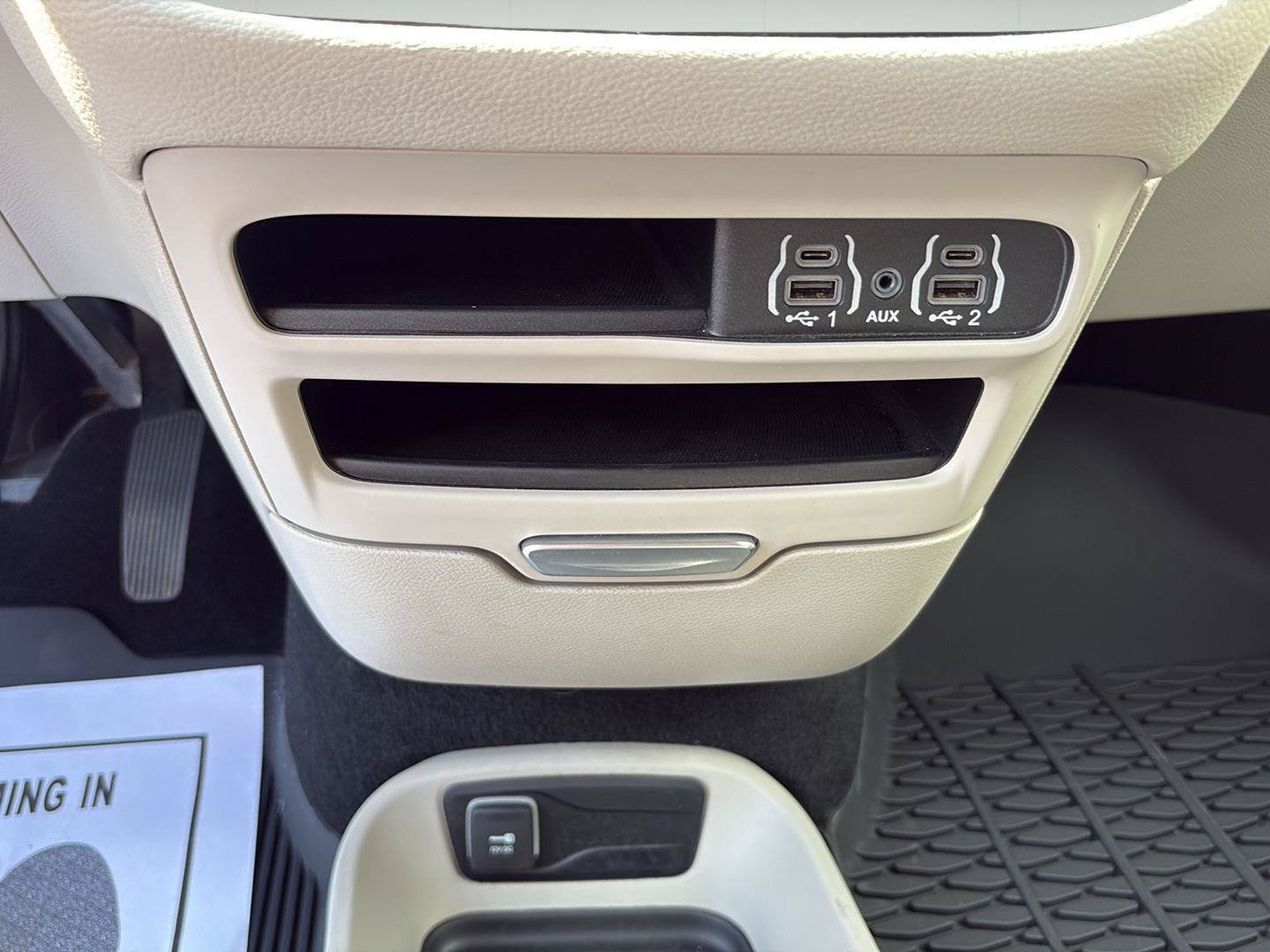 Used 2024 Chrysler Pacifica Limited FWD image 16