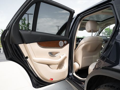 Used 2020 Mercedes-Benz GLC 300 4MATIC image 23