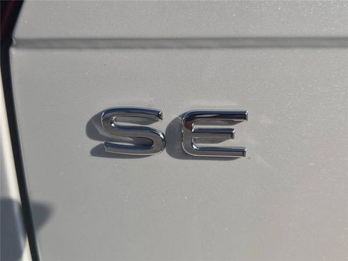 Used 2023 Volkswagen Tiguan SE R-Line FWD image 6