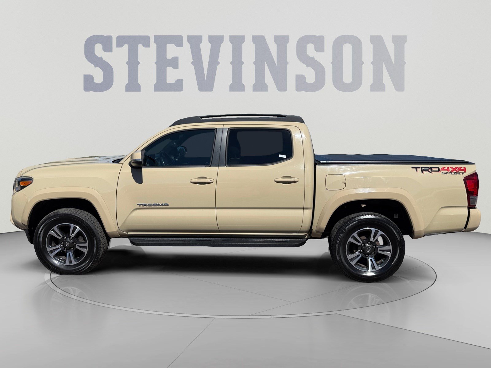 Used 2017 Toyota Tacoma TRD Sport AWD/4WD image 2