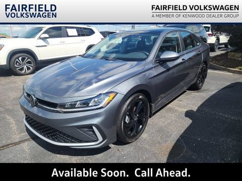 Used 2025 Volkswagen Jetta SE FWD image 1