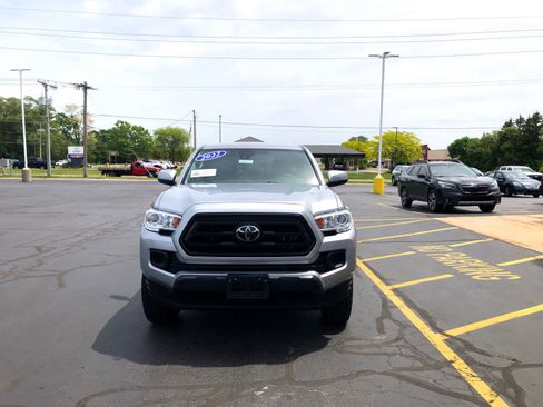 Used 2022 Toyota Tacoma SR AWD/4WD image 5