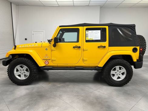 Used 2015 Jeep Wrangler Unlimited Sahara w/ Connectivity Group AWD/4WD image 5