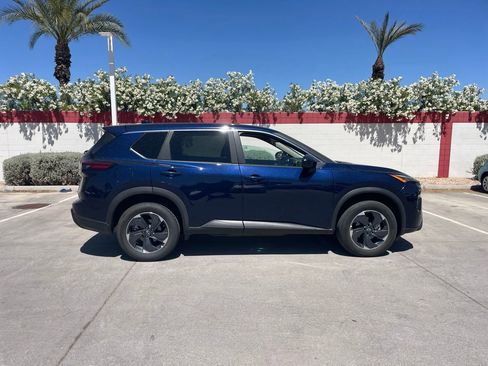 Used 2025 Nissan Rogue SV image 3