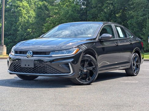 Used 2025 Volkswagen Jetta SE w/ Black Wheel Package FWD image 4