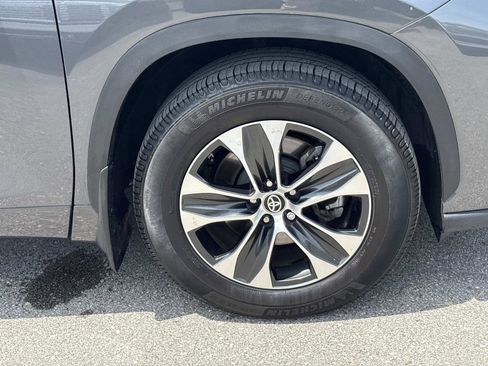 Used 2020 Toyota Highlander XLE AWD/4WD image 10
