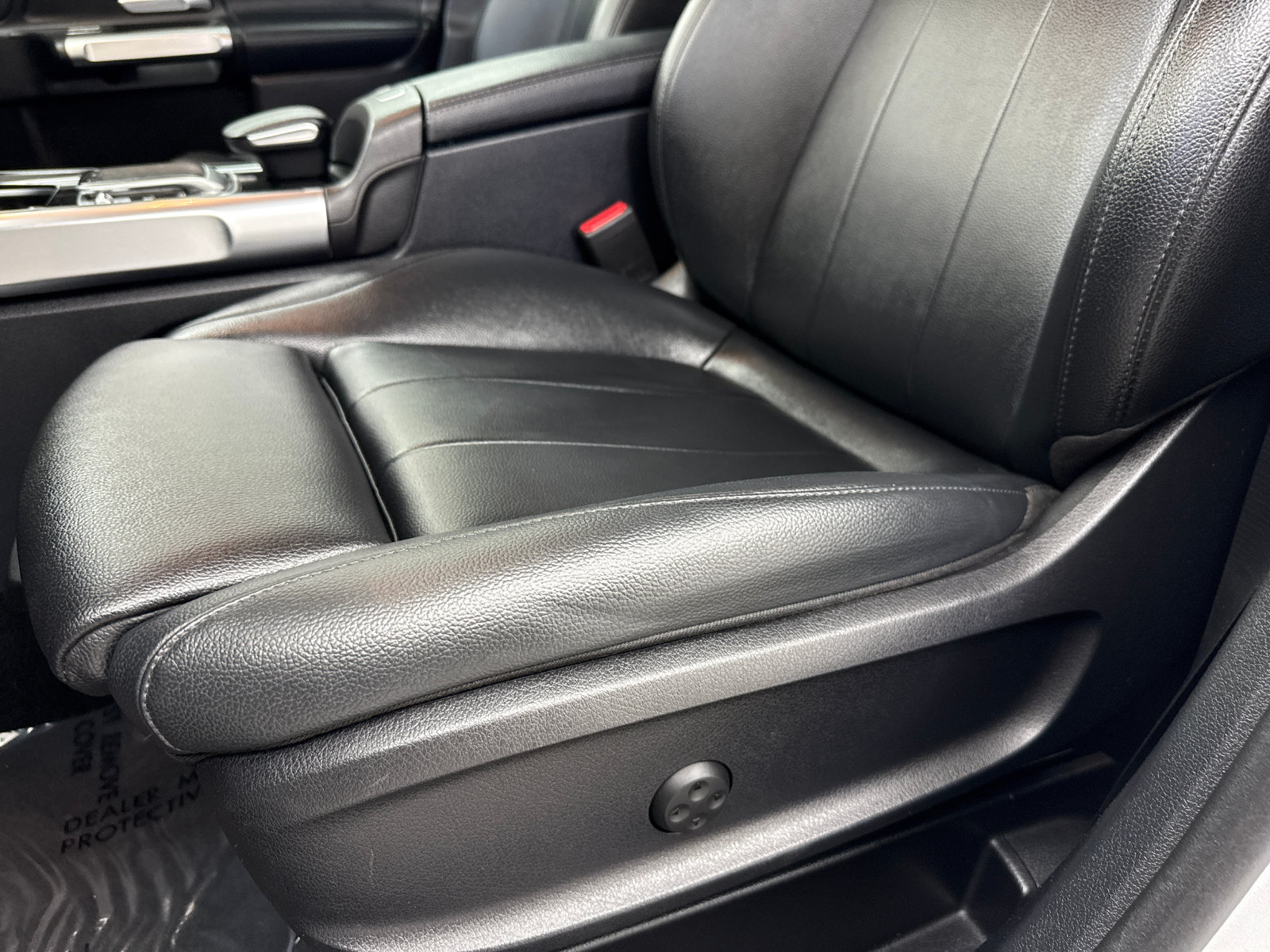 Used 2020 Mercedes-Benz GLB 250 4MATIC w/ Parking Assistance Package image 34