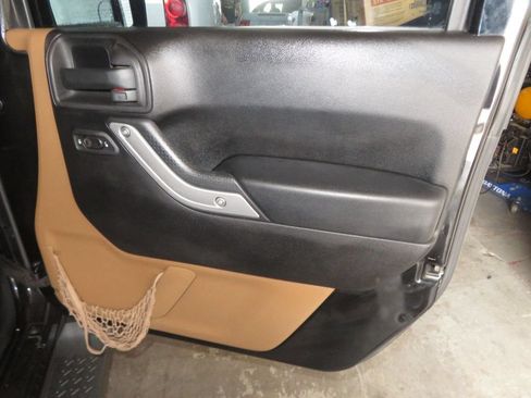 Used 2013 Jeep Wrangler Unlimited Sahara w/ Connectivity Group AWD/4WD image 31