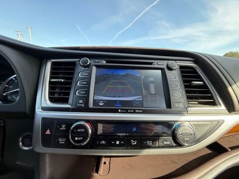 Used 2017 Toyota Highlander Limited Platinum image 16