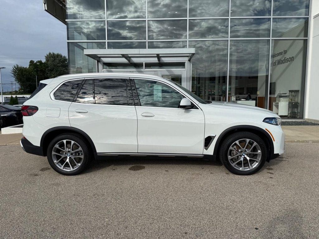Used 2024 BMW X5 xDrive40i w/ Premium Package AWD/4WD image 2