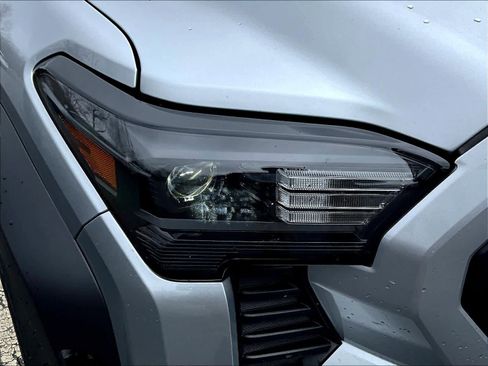 Used 2024 Toyota Tacoma TRD Off-Road image 34