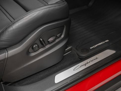 Certified 2024 Porsche Cayenne Coupe AWD/4WD image 18